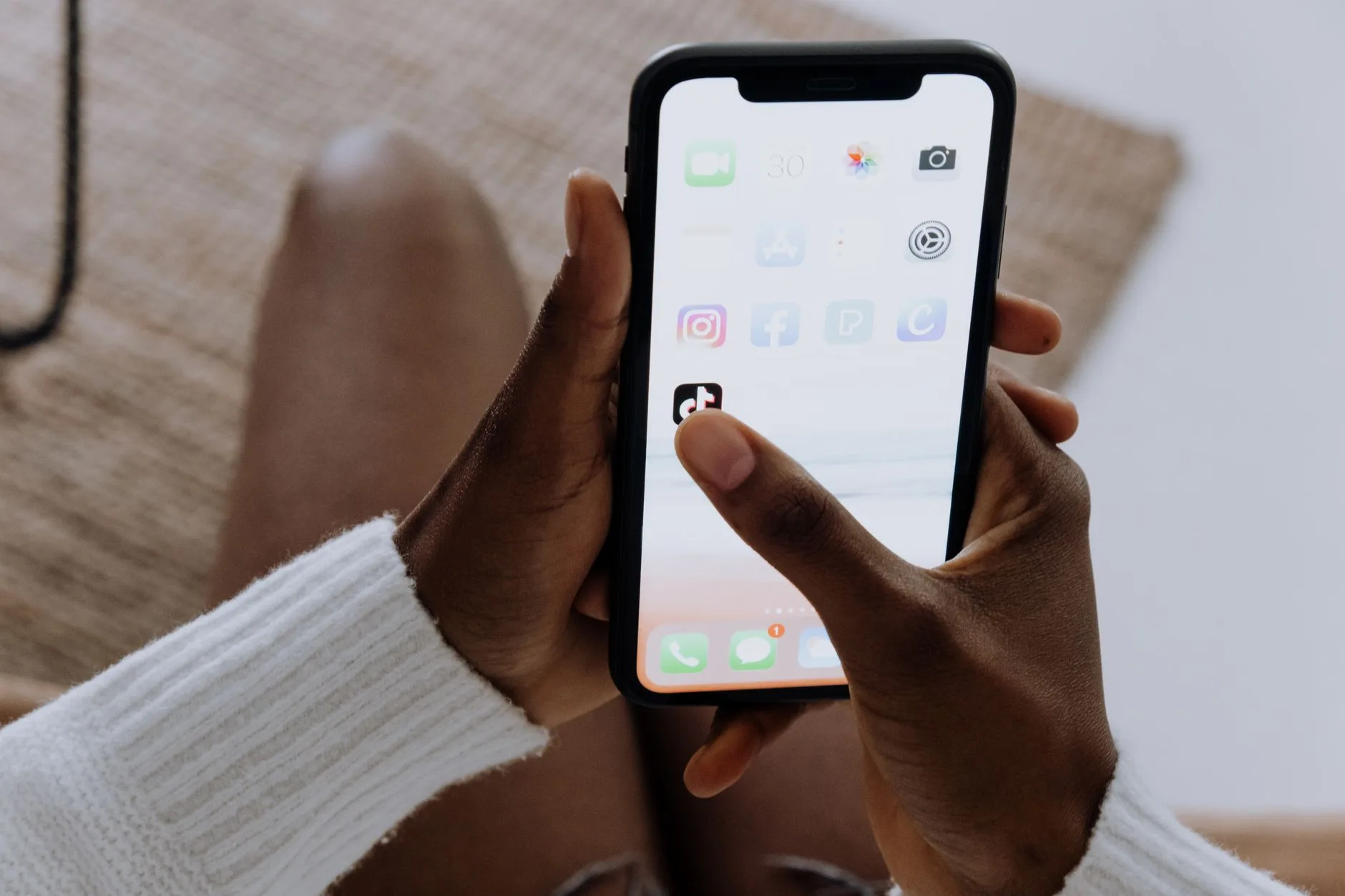 Apps de bem-estar emocional gratuitos — Foto profissional grátis de acesso à internet, afro-americano, anônimo