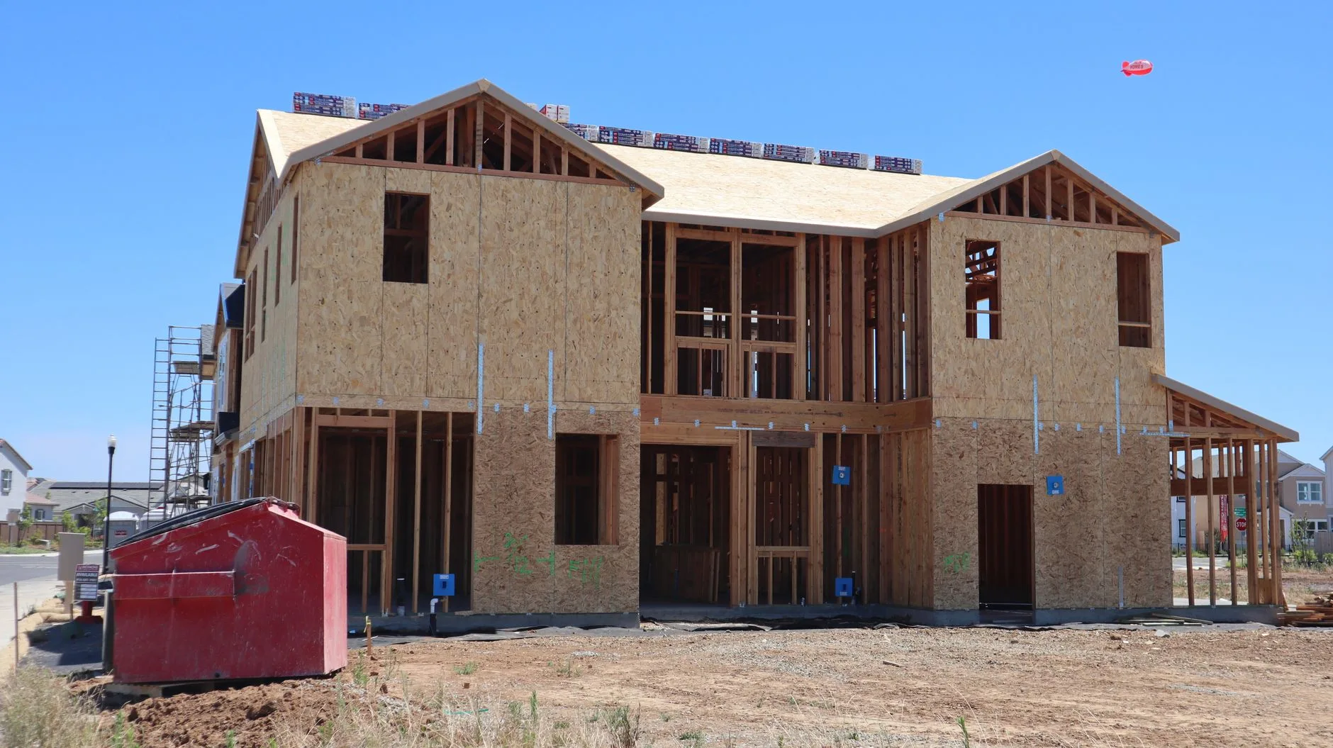 Como criar um novo hábito — Casa moderna em construção em Elk Grove, Califórnia, com estrutura de madeira à mostra.