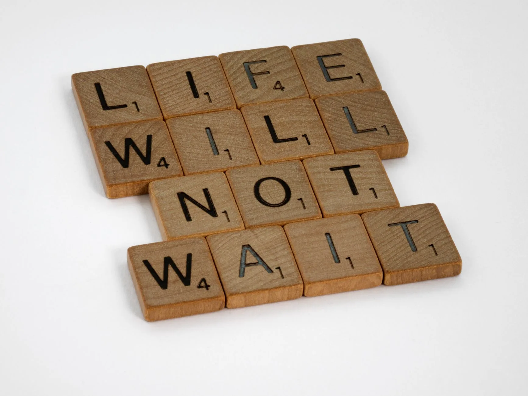 Como parar de procrastinar — As Peças De Scrabble Formam A Frase "A Vida Não Vai Esperar".