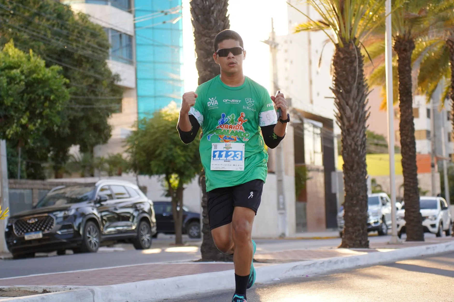 Força de vontade — Corredor masculino em uma maratona urbana durante o dia, mostrando determinação.