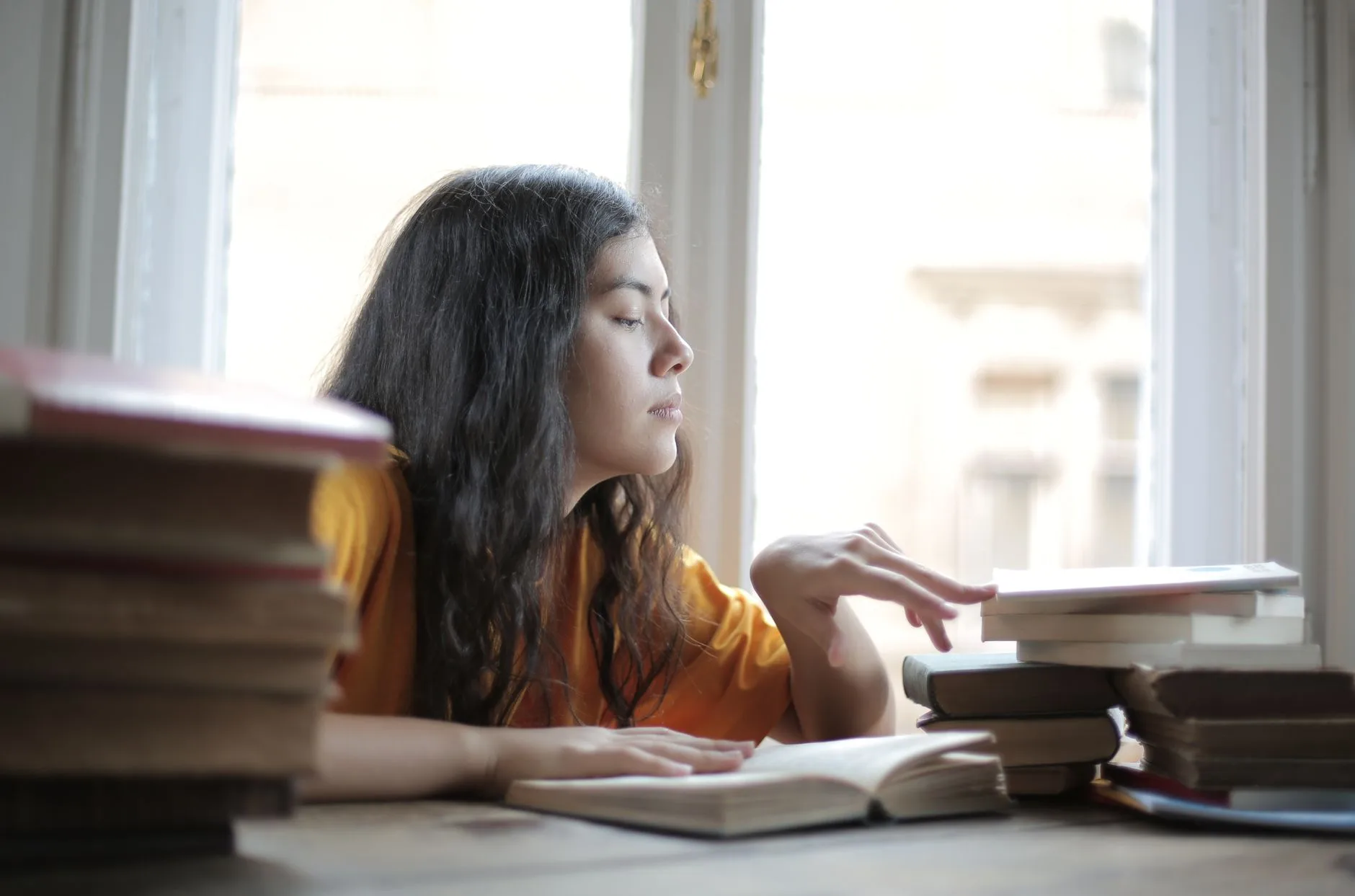 Inteligência emocional — Aluna Inteligente Lendo Livros Em Casa