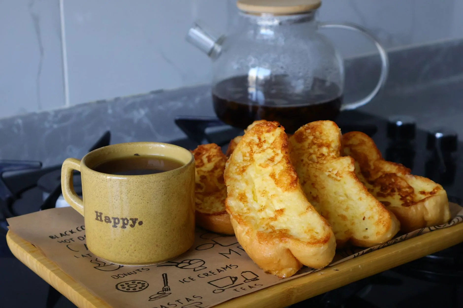 Como montar uma rotina matinal produtiva e realista — Um aconchegante café da manhã com rabanada e café sobre a bancada